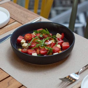 Zeru Restorán cambia de casa y renueva su oferta gastronómica 2 Ensalada sandía con queso feta Zeru Restorante