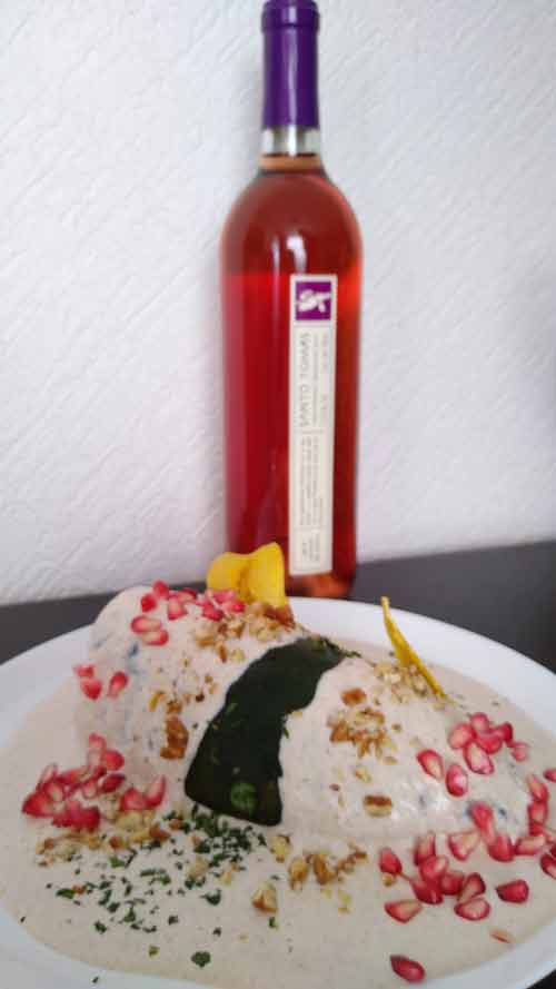 Gino's presenta su tradicional temporada de chile en nogada 2 Chile en nogada de Gino's con el vino St Tomas